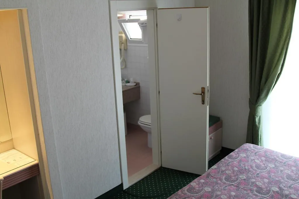 Hotel Cambridge Lido di Jesolo 4*,  Italy